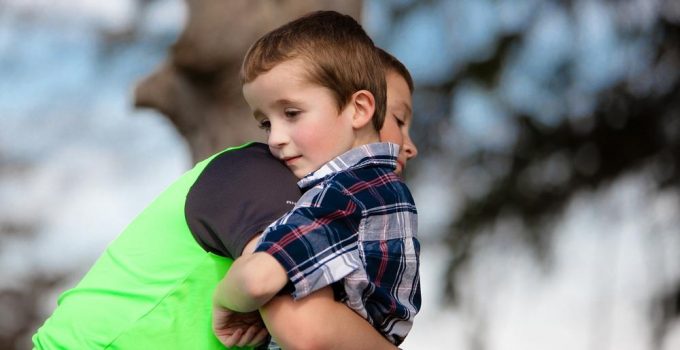 due bambini giocano insieme